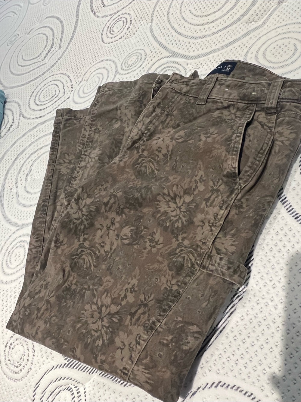 Abercrombie & Fitch Men's Floral Cargo Pants - Olive